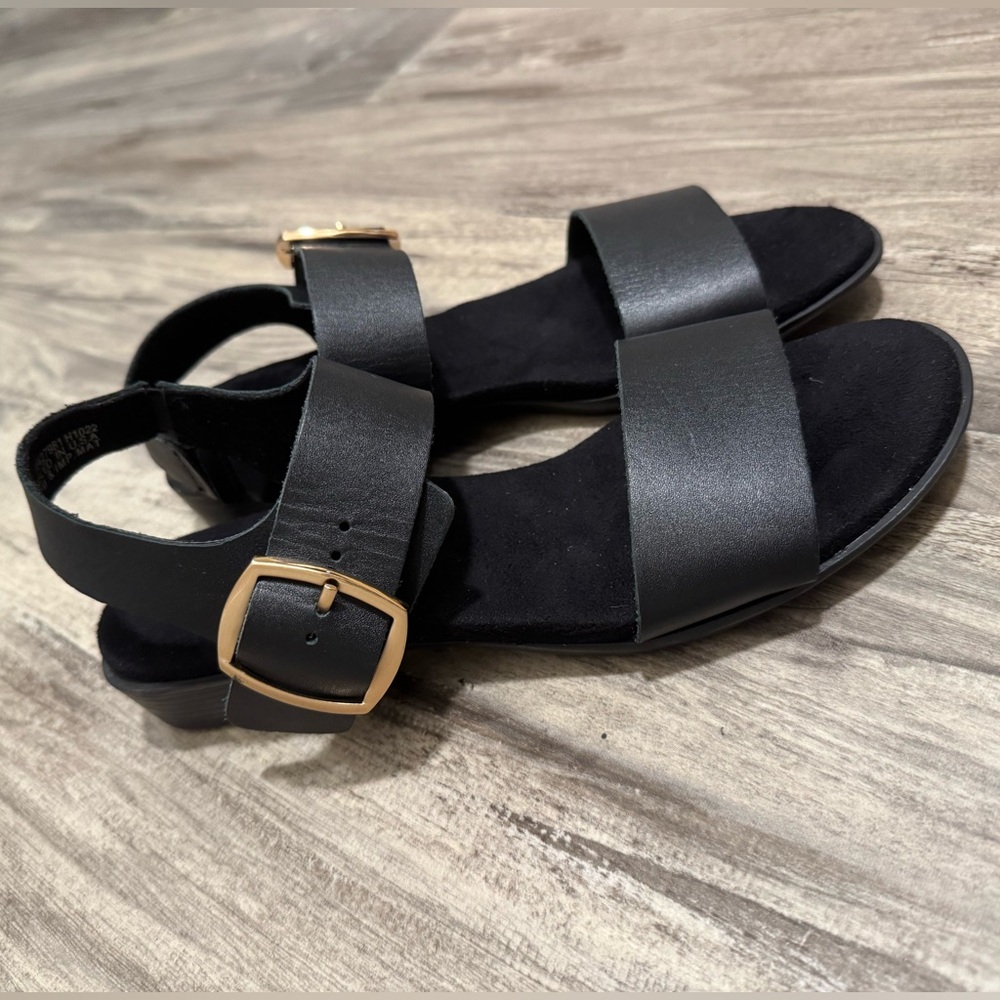 NWOT Munro Black Sandals with Gold Buckle